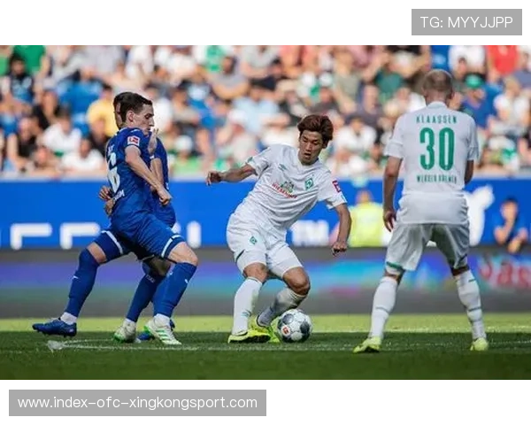 不莱梅通过交叉跑动制造连续裂缝，攻守一体制胜之道