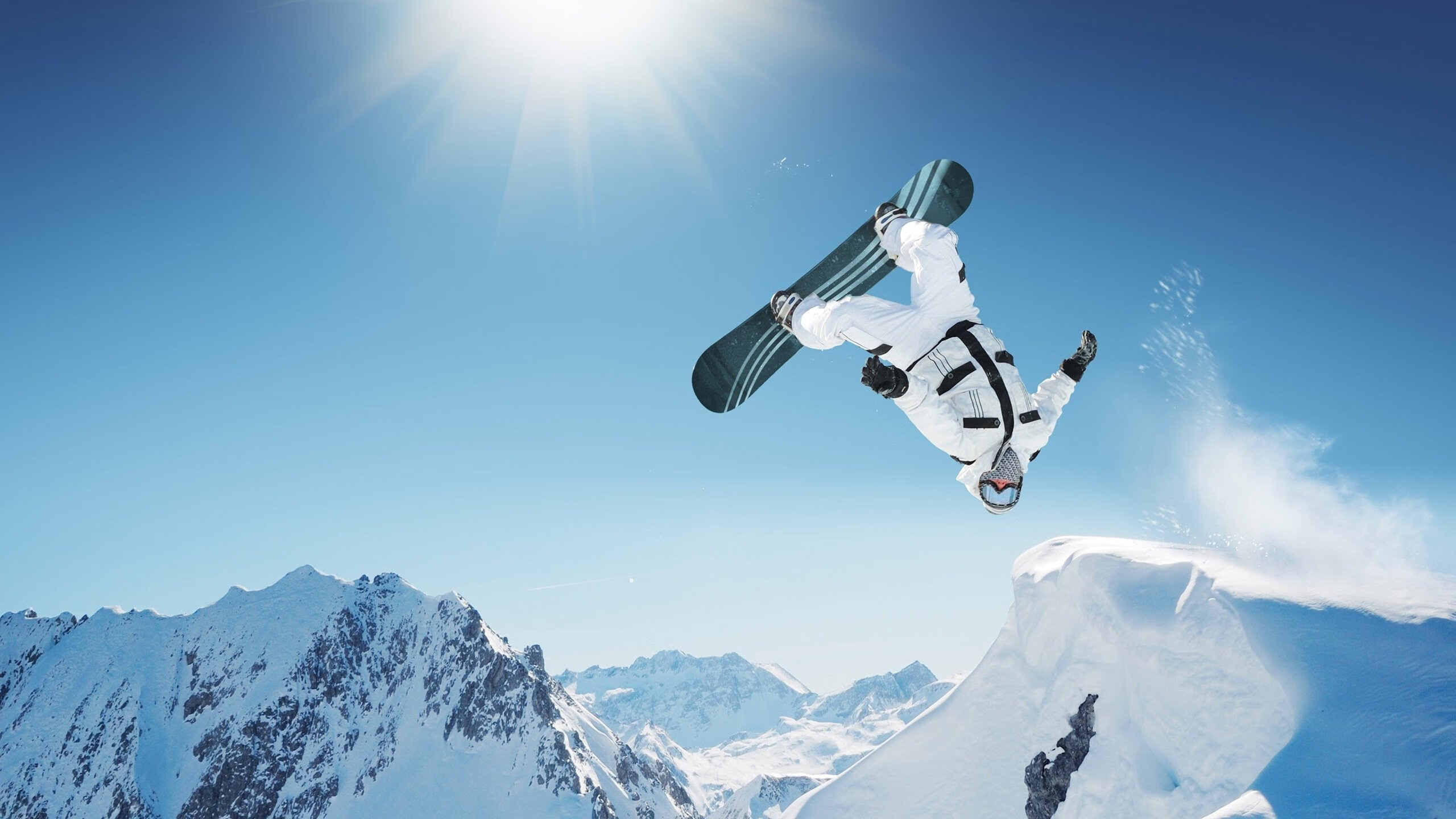 花式射箭表演赛 蒙眼与背后拉弓成为高难节目